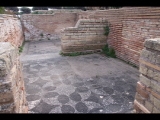 08494 ostia - regio v - insula iii - caseggiato dei lottatori (v,iii,1) (haus der ringer) - suedostecke - letzten zwei raeume - bli sueden - 01-2024.jpg